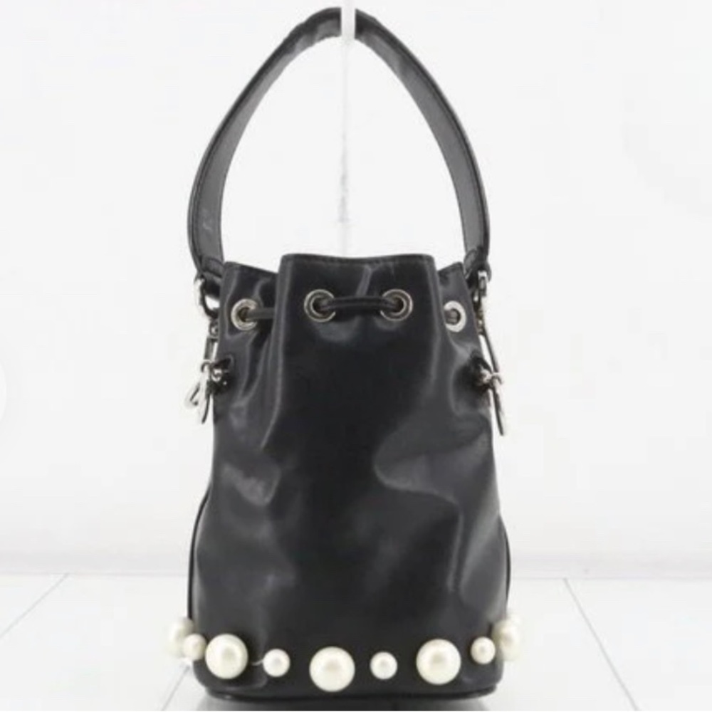 FENDI VITELLO LIBERTY PEARL F IS FENDI MINI MON TRESOR BUCKET BAG BLACK